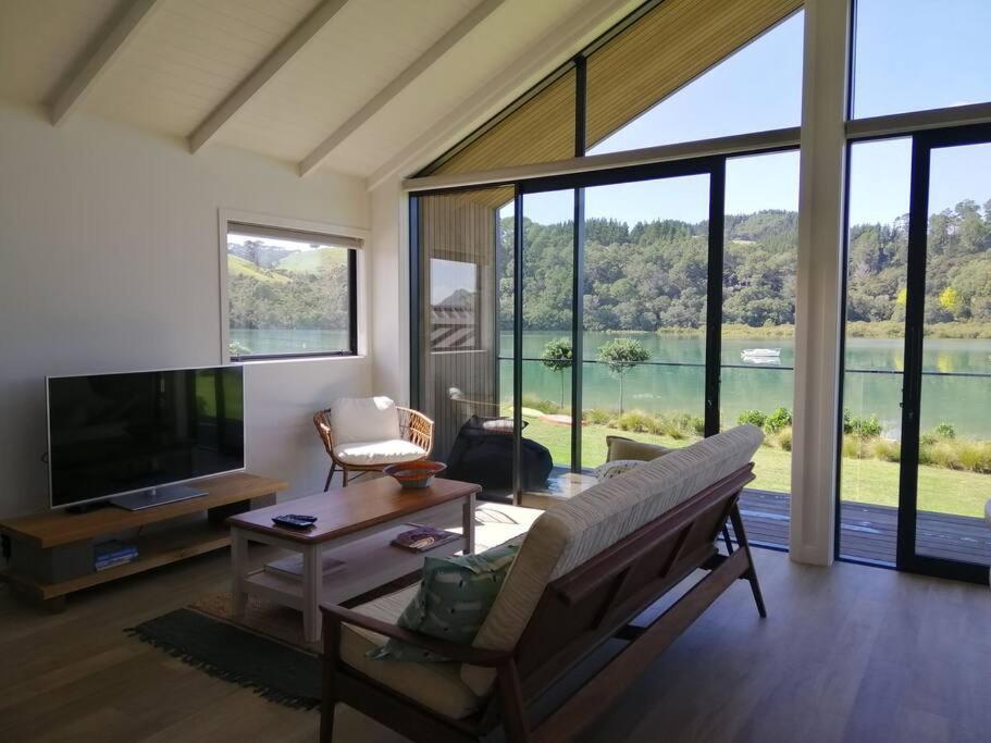 Purangi Waterfront Retreat - 2 Bedroom Cooks Beach Luaran gambar